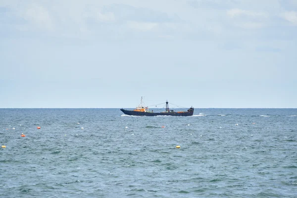 Barco de pesca en el mar —  Fotos de Stock