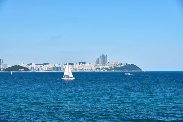 Yacht sailing on a background of Haeundae — 图库照片