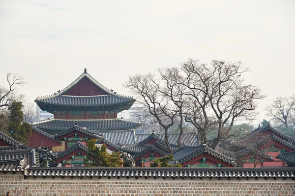 Tetti piastrellati del palazzo tradizionale coreano — Foto Stock