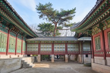 Gyeonghungak ve Daejojeon arasında geçiş