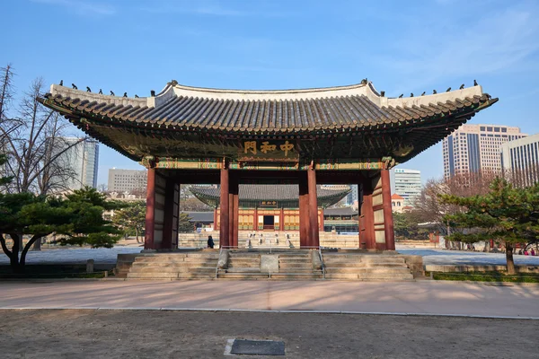 Porta Junghwamun a Deoksugung — Foto Stock