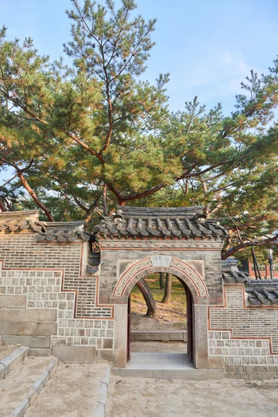 Puerta y pared en Deoksugung — Foto de Stock