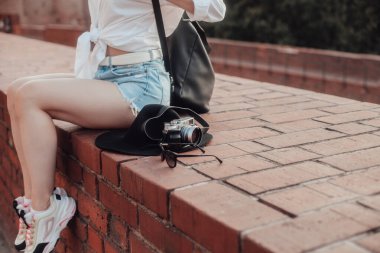 Eski bir Avrupa şehrinde kamerası olan genç bir hippi kız. Kız seyahat ediyor.