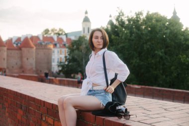 Eski bir Avrupa şehrinde kamerası olan genç bir hippi kız. Kız seyahat ediyor.