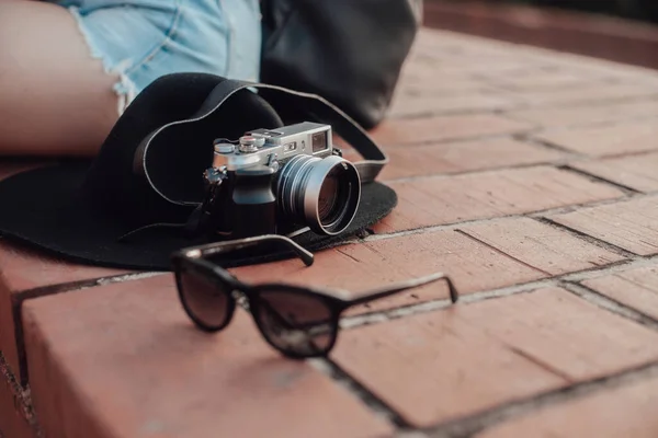 Γυαλιά Ηλίου Και Μια Φωτογραφική Μηχανή Ταξιδιώτη Που Βρίσκεται Κοντά — Φωτογραφία Αρχείου