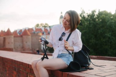 Eski bir Avrupa şehrinde kamerası olan genç bir hippi kız. Kız seyahat ediyor.