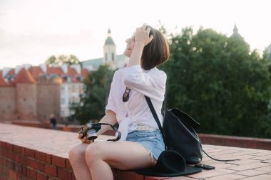 Eski bir Avrupa şehrinde kamerası olan genç bir hippi kız. Kız seyahat ediyor.