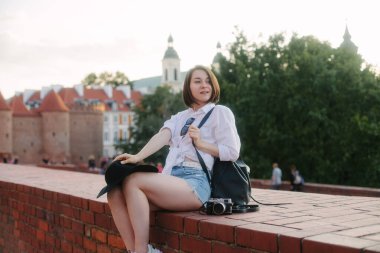 Eski bir Avrupa şehrinde kamerası olan genç bir hippi kız. Kız seyahat ediyor.