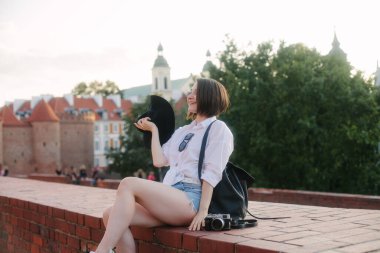 Eski bir Avrupa şehrinde kamerası olan genç bir hippi kız. Kız seyahat ediyor.