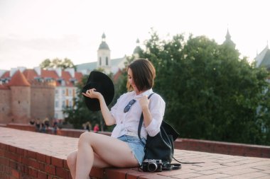 Eski bir Avrupa şehrinde kamerası olan genç bir hippi kız. Kız seyahat ediyor.