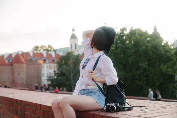 Young Hipster Girl Camera Old European City Girl Traveling — Stock Photo, Image