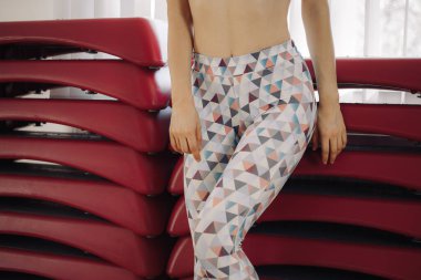 Antrenmandan sonra dinlenen genç bir kadın. Spor salonundaki eğitimden sonra dinlenen sağlıklı genç bir bayan adım atabilir..