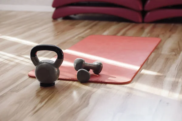 Yerde bir dambıl ve dambıl var. Yakın plan fotoğraf.