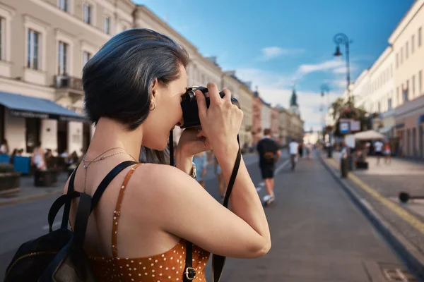 路上での女性観光客の撮影,夏のユーロ旅行 — ストック写真