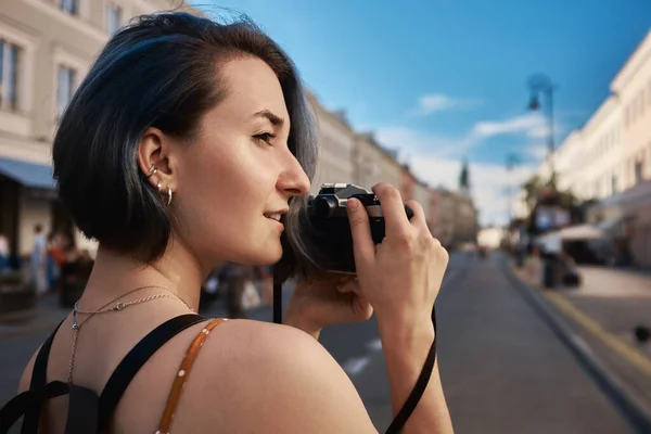 Strzelanina turystyczna kobiet na ulicy, lato Eurotrip — Zdjęcie stockowe