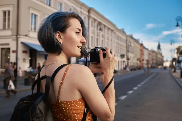 路上での女性観光客の撮影,夏のユーロ旅行 — ストック写真