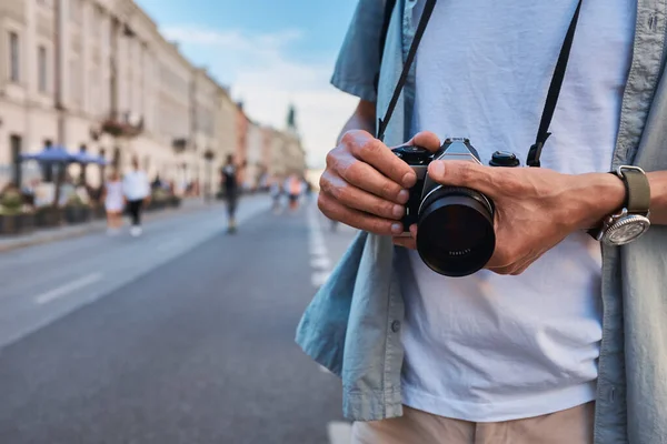 Mężczyzna turysta strzelanie na ulicy, lato Eurotrip — Zdjęcie stockowe