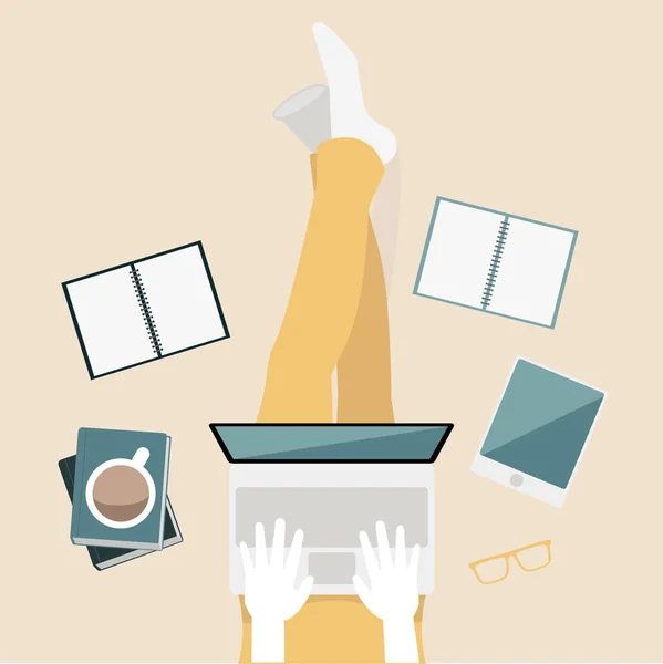 Yerde oturup evde çalışan bir şahsiyet. Merkez ofis üst görünümü.