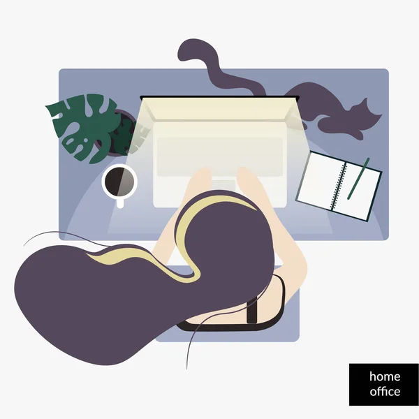 Masada oturan ve evden çalışan bir kadın. Merkez ofis üst görünümü.