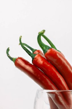 Bardakta birkaç acı biber.