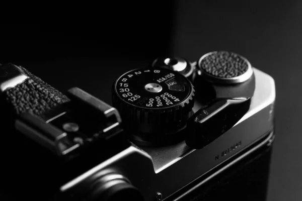 Nikon fm2 σε μαύρο φόντο — Φωτογραφία Αρχείου