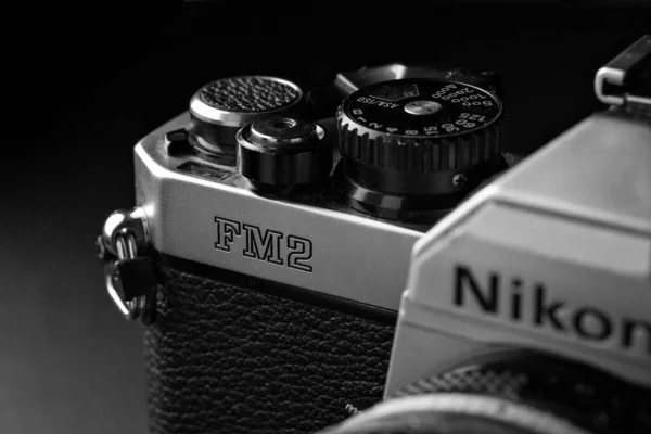 Nikon fm2 на черном фоне — стоковое фото