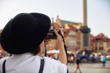 Eski bir Avrupa kasabasında vurulan siyah şapkalı kız. Euro yaz gezisi.