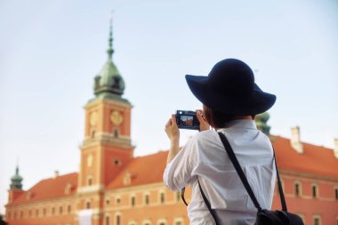 Eski bir Avrupa kasabasında vurulan siyah şapkalı kız. Euro yaz gezisi.