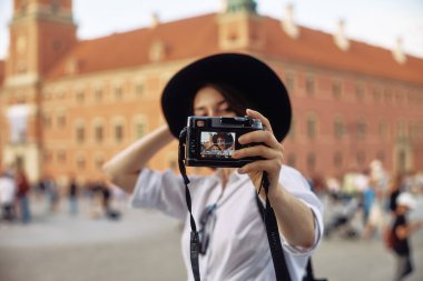 Eski bir Avrupa kasabasında vurulan siyah şapkalı kız. Euro yaz gezisi.