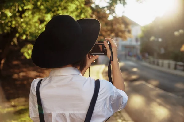 Młoda Fotograf Dziewczyna Krótkie Czarne Włosy Sobie Czarny Kapelusz Okulary — Zdjęcie stockowe