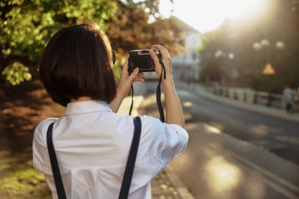 Młoda Fotograf Dziewczyna Krótkie Czarne Włosy Sobie Czarny Kapelusz Okulary — Zdjęcie stockowe