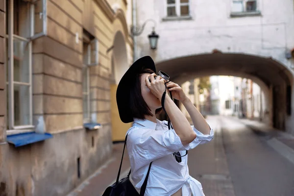 Young Girl Photographer Girl Has Short Black Hair She Wearing — Stock Photo, Image