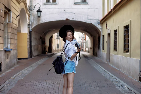 Young Girl Photographer Girl Has Short Black Hair She Wearing — Stock Photo, Image