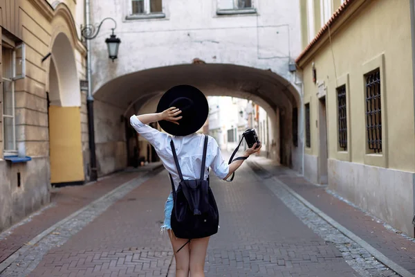 Young Girl Photographer Girl Has Short Black Hair She Wearing — Stock Photo, Image