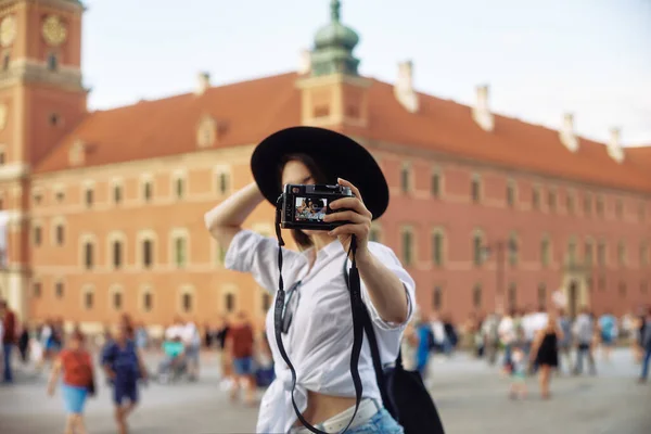 黒い帽子の少女は古いヨーロッパの町で撮影しました ユーロ夏の旅 — ストック写真