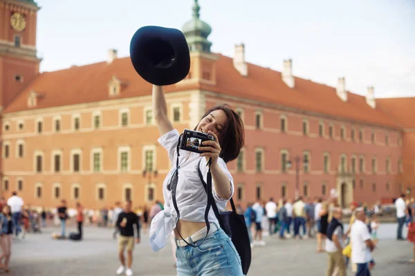 Fille Chapeau Noir Tirant Dans Une Vieille Ville Européenne Euro — Photo