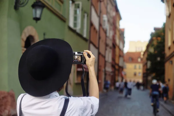 Młoda Fotograf Dziewczyna Krótkie Czarne Włosy Sobie Czarny Kapelusz Okulary — Zdjęcie stockowe