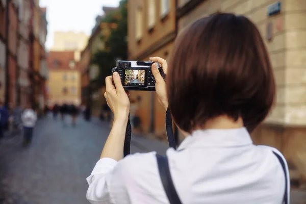 Młoda Fotograf Dziewczyna Krótkie Czarne Włosy Sobie Czarny Kapelusz Okulary — Zdjęcie stockowe