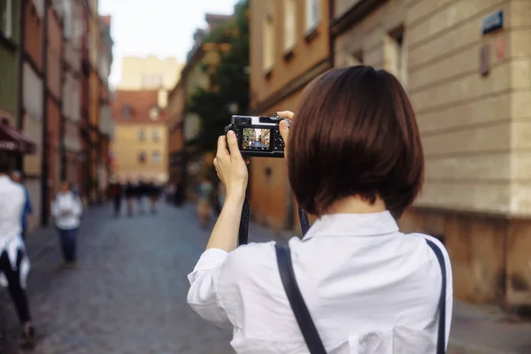 Young Girl Photographer Girl Has Short Black Hair She Wearing — Stock Photo, Image