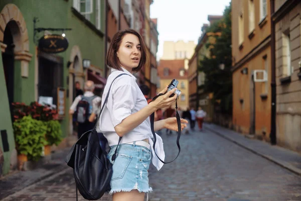 Jeune Fille Photographe Fille Les Cheveux Noirs Courts Elle Porte — Photo