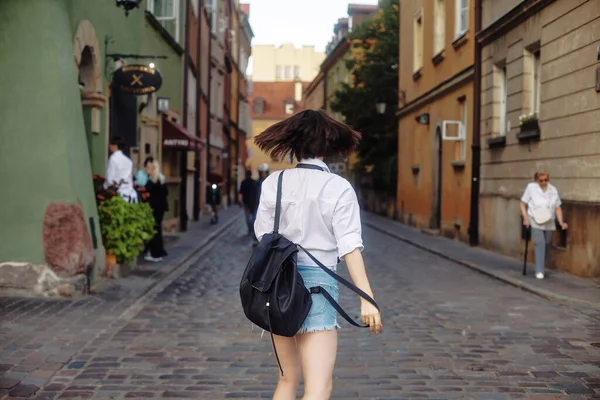 Jeune Fille Photographe Fille Les Cheveux Noirs Courts Elle Porte — Photo