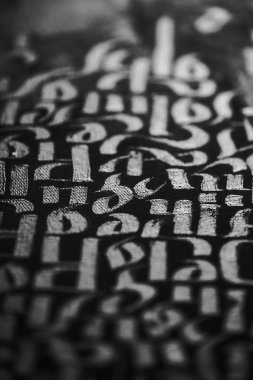 Parlak, siyah el yazısı yazı boyası. Yakın çekim görünümü