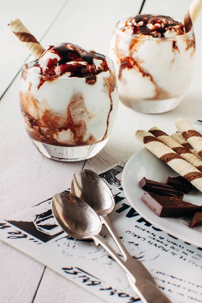 Dois Sorvetes Sobremesa Com Chocolate Taças Vidro Colher Chá Mentira — Fotografia de Stock