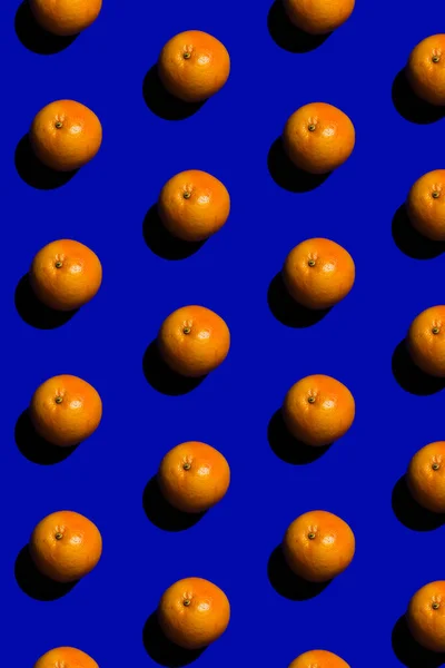 Mavi arkaplanda greyfurt sıraları