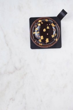 Beyaz mermer tahtada çikolatalı pasta.