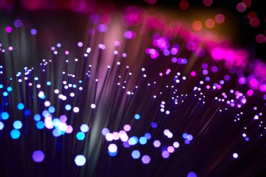 arkaplanda parlayan fiber optik dizgiler