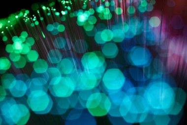 arkaplanda parlayan fiber optik dizgiler