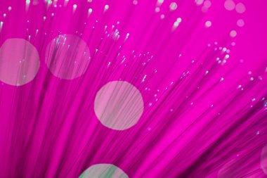 arkaplanda parlayan fiber optik dizgiler