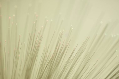 arkaplanda parlayan fiber optik dizgiler