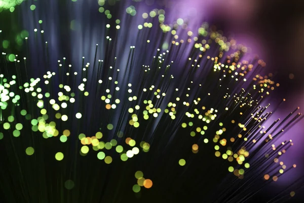 arkaplanda parlayan fiber optik dizgiler